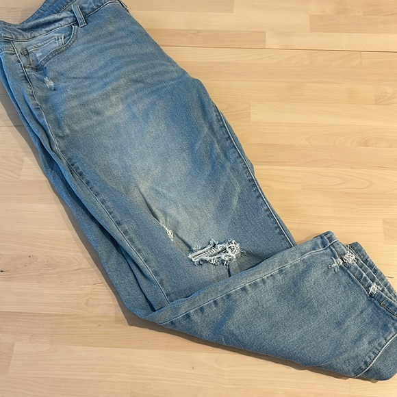 Time and Tru Cropped Boyfriend Mid Rise Jeans 16 - Picture 4 of 14